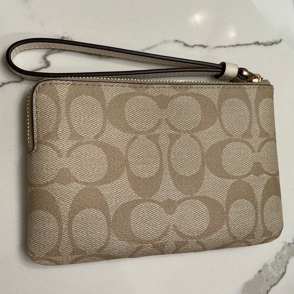 ❤️Coach Wristlet NWT - Picture 2 of 3